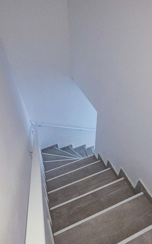 Casa de condomínio para alugar com 74m², 2 quartos e 1 vaga Casa de condomínio para alugar com 74m², 2 quartos e 1 vagaEscada
