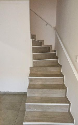 Casa de condomínio para alugar com 74m², 2 quartos e 1 vaga Casa de condomínio para alugar com 74m², 2 quartos e 1 vagaEscada