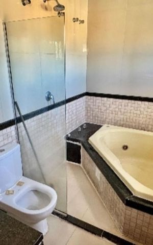 Casa de condomínio à venda com 240m², 3 quartos e 10 vagas Casa de condomínio à venda com 240m², 3 quartos e 10 vagasBanheiro