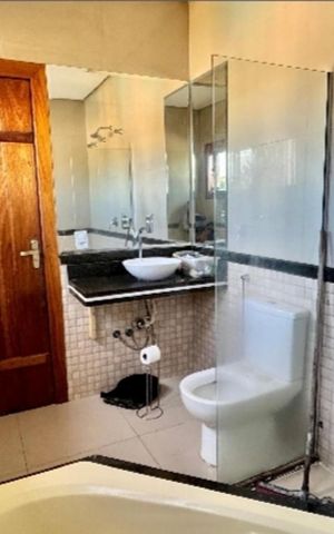 Casa de condomínio à venda com 240m², 3 quartos e 10 vagas Casa de condomínio à venda com 240m², 3 quartos e 10 vagasBanheiro