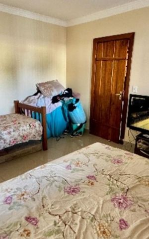 Casa de condomínio à venda com 240m², 3 quartos e 10 vagas Casa de condomínio à venda com 240m², 3 quartos e 10 vagasQuarto