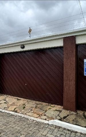 Casa de condomínio à venda com 240m², 3 quartos e 10 vagas Casa de condomínio à venda com 240m², 3 quartos e 10 vagasFachada