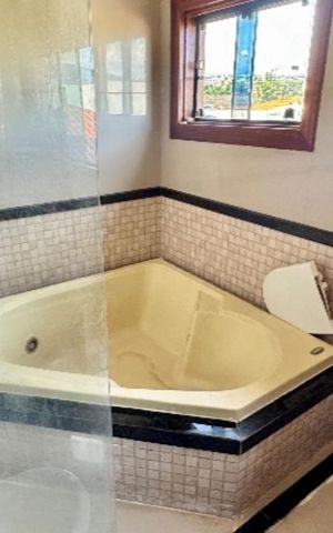 Casa de condomínio à venda com 240m², 3 quartos e 10 vagas Casa de condomínio à venda com 240m², 3 quartos e 10 vagasBanheiro