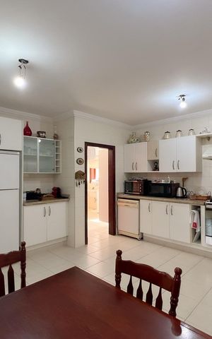 Casa à venda com 484m², 4 quartos e 2 vagas Casa à venda com 484m², 4 quartos e 2 vagasCozinha