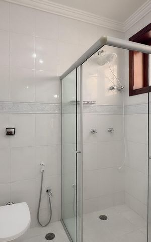 Casa à venda com 484m², 4 quartos e 2 vagas Casa à venda com 484m², 4 quartos e 2 vagasBanheiro da Suíte 2