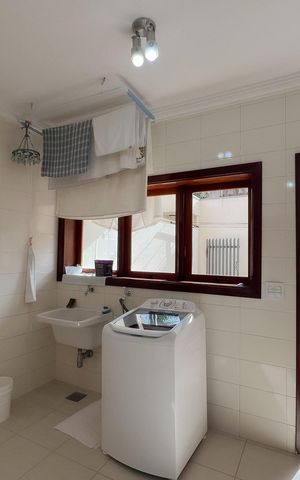 Casa à venda com 484m², 4 quartos e 2 vagas Casa à venda com 484m², 4 quartos e 2 vagasÁrea de serviço
