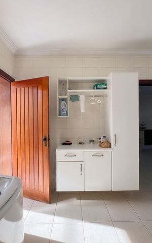 Casa à venda com 484m², 4 quartos e 2 vagas Casa à venda com 484m², 4 quartos e 2 vagasÁrea de serviço