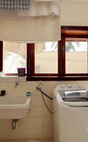 Casa à venda com 484m², 4 quartos e 2 vagas Casa à venda com 484m², 4 quartos e 2 vagasÁrea de serviço