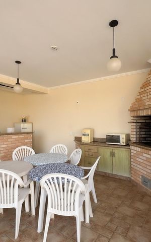 Casa à venda com 484m², 4 quartos e 2 vagas Casa à venda com 484m², 4 quartos e 2 vagasÁrea comum