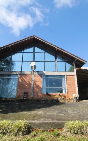 Casa à venda com 300m², 5 quartos e 6 vagas Casa à venda com 300m², 5 quartos e 6 vagasFachada