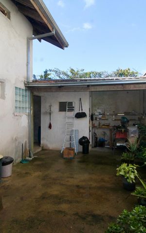 Casa à venda com 300m², 5 quartos e 6 vagas Casa à venda com 300m², 5 quartos e 6 vagasQuintal fundos