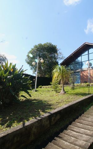 Casa à venda com 300m², 5 quartos e 6 vagas Casa à venda com 300m², 5 quartos e 6 vagasFachada