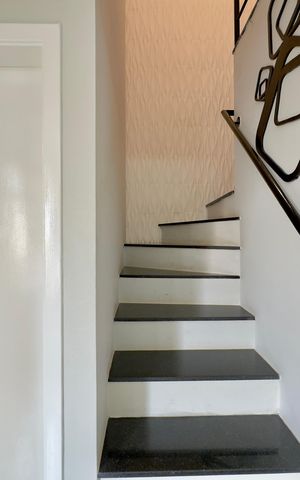 Casa de condomínio à venda com 86m², 3 quartos e 2 vagas Casa de condomínio à venda com 86m², 3 quartos e 2 vagasEscada