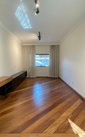 Casa à venda com 160m², 3 quartos e 2 vagas Casa à venda com 160m², 3 quartos e 2 vagasSala