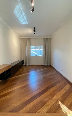 Casa à venda com 160m², 3 quartos e 2 vagas Casa à venda com 160m², 3 quartos e 2 vagasSala