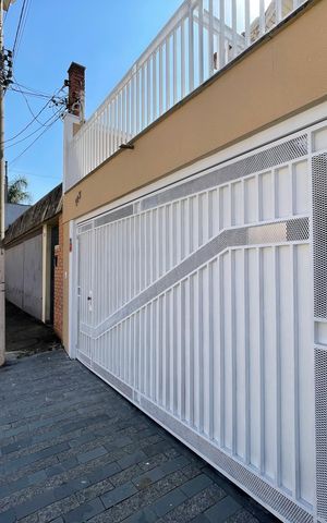 Casa à venda com 160m², 3 quartos e 2 vagas Casa à venda com 160m², 3 quartos e 2 vagasFachada