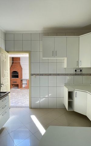 Casa à venda com 160m², 3 quartos e 2 vagas Casa à venda com 160m², 3 quartos e 2 vagasCozinha
