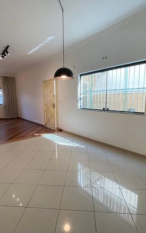 Casa à venda com 160m², 3 quartos e 2 vagas Casa à venda com 160m², 3 quartos e 2 vagasSala