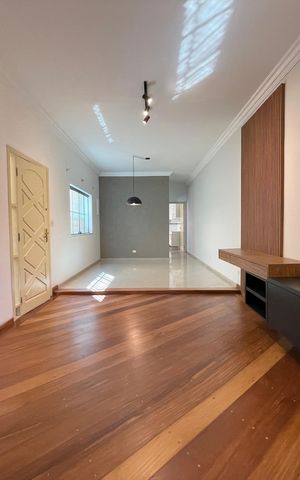 Casa à venda com 160m², 3 quartos e 2 vagas Casa à venda com 160m², 3 quartos e 2 vagasSala