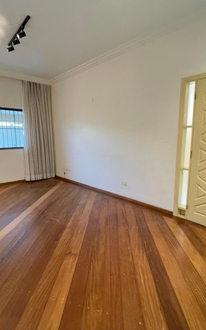 Casa à venda com 160m², 3 quartos e 2 vagas Casa à venda com 160m², 3 quartos e 2 vagasSala