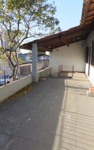 Casa à venda com 213m², 3 quartos e 2 vagasVaranda