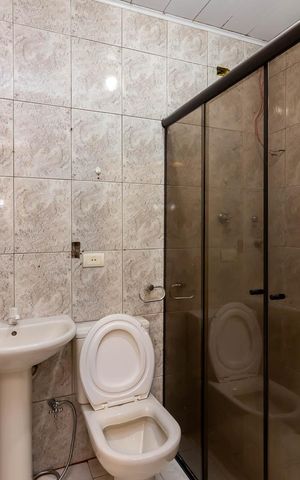 Casa à venda com 345m², 8 quartos e 3 vagasCasa 2 - Banheiro