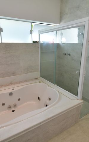 Casa de condomínio para alugar com 472m², 4 quartos e 4 vagasBanheiro Suíte