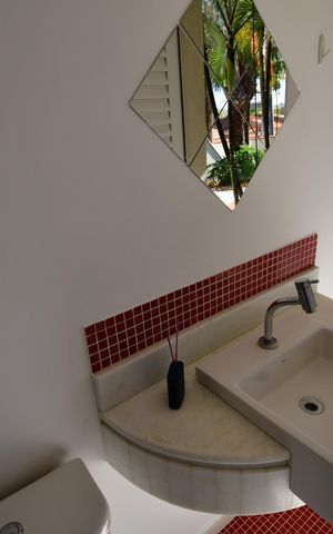 Casa de condomínio para alugar com 472m², 4 quartos e 4 vagasBanheiro de serviço