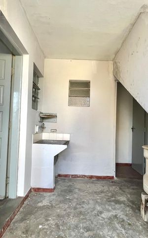 Casa à venda com 300m², 2 quartos e 3 vagas Casa à venda com 300m², 2 quartos e 3 vagasEdícula