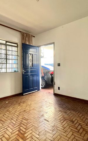 Casa à venda com 300m², 2 quartos e 3 vagas Casa à venda com 300m², 2 quartos e 3 vagasSala