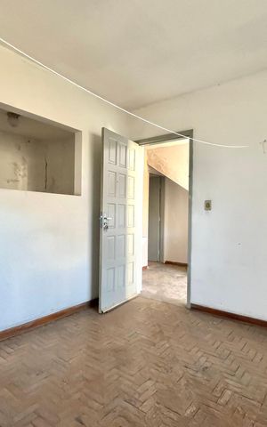 Casa à venda com 300m², 2 quartos e 3 vagas Casa à venda com 300m², 2 quartos e 3 vagasEdícula