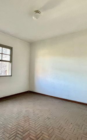 Casa à venda com 300m², 2 quartos e 3 vagas Casa à venda com 300m², 2 quartos e 3 vagasEdícula