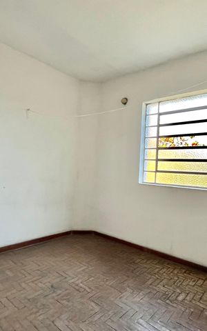 Casa à venda com 300m², 2 quartos e 3 vagas Casa à venda com 300m², 2 quartos e 3 vagasEdícula