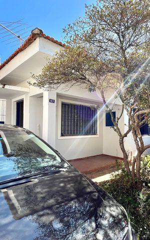 Casa à venda com 300m², 2 quartos e 3 vagas Casa à venda com 300m², 2 quartos e 3 vagasGaragem