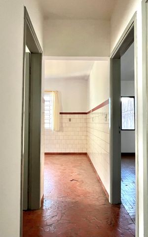Casa à venda com 300m², 2 quartos e 3 vagas Casa à venda com 300m², 2 quartos e 3 vagasCorredor