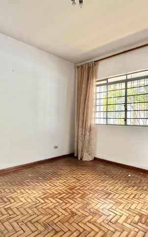 Casa à venda com 300m², 2 quartos e 3 vagas Casa à venda com 300m², 2 quartos e 3 vagasSala