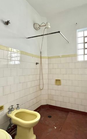 Casa à venda com 300m², 2 quartos e 3 vagas Casa à venda com 300m², 2 quartos e 3 vagasBanheiro