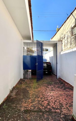 Casa à venda com 300m², 2 quartos e 3 vagas Casa à venda com 300m², 2 quartos e 3 vagasÁrea externa