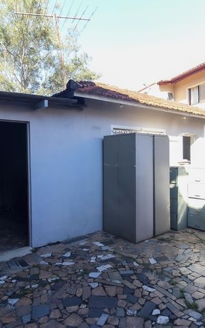 Casa à venda com 165m², 5 quartos e 6 vagas Casa à venda com 165m², 5 quartos e 6 vagasQuintal - Área de Serviço