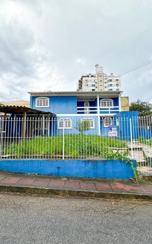 Casa para alugar com 200m², 3 quartos e 2 vagasFachada
