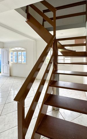 Casa para alugar com 200m², 3 quartos e 2 vagasEscada