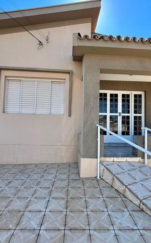 Casa para alugar com 166m², 2 quartos e 2 vagas Casa para alugar com 166m², 2 quartos e 2 vagasFachada