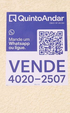 Apartamento à venda com 52m², 2 quartos e 1 vagaPlaca grande instalada na fachada do condomínio, dia 04.07.2026 - Código da placa: XDLJ-112