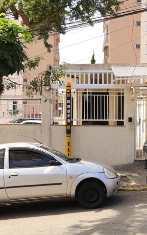 Apartamento à venda com 52m², 2 quartos e 1 vagaPlaca grande instalada na fachada do condomínio, dia 04.07.2026 - Código da placa: XDLJ-112