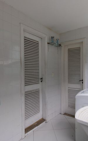 Casa de condomínio à venda com 215m², 4 quartos e 2 vagasÁrea de serviço - Quarto/banheiro