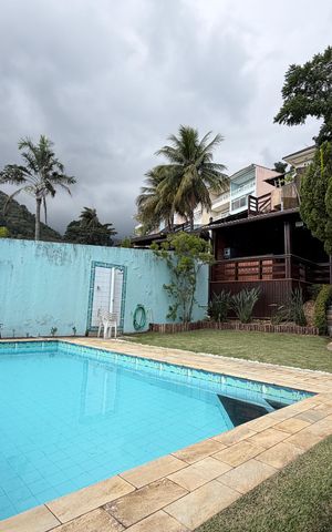 Casa de condomínio à venda com 215m², 4 quartos e 2 vagas Casa de condomínio à venda com 215m², 4 quartos e 2 vagasQuintal - Piscina