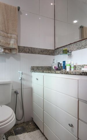Casa de condomínio à venda com 215m², 4 quartos e 2 vagasBanheiro da suíte