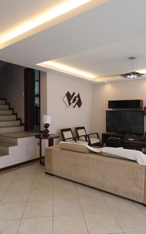 Casa de condomínio à venda com 215m², 4 quartos e 2 vagasSala