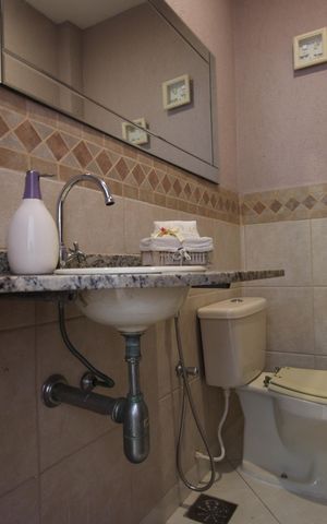 Casa de condomínio à venda com 215m², 4 quartos e 2 vagasLavabo
