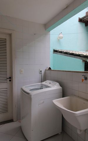 Casa de condomínio à venda com 215m², 4 quartos e 2 vagasÁrea de serviço